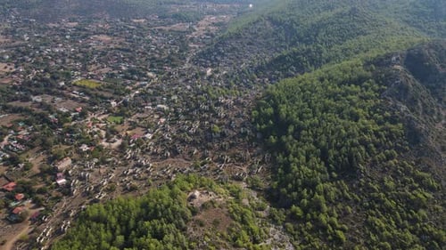 Vista de fotografia aérea de uma cidade abandonada contra o pano de fundo de uma floresta