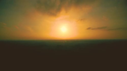 Sonnenuntergang im Gelben Himmel. Zeitraffer. Die große, leuchtend gelbe Sonne geht unter. Fantastische Landschaft aus Himmel und