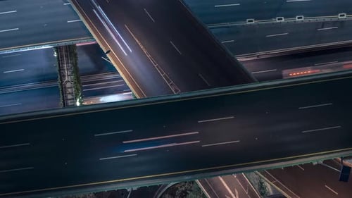 Vue aérienne en hyperlapse de la circulation urbaine, d'un pont autoroutier, d'avenues la nuit, de Mexico