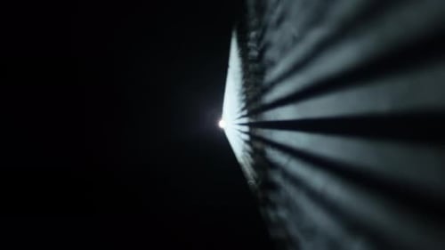 Lentille de projecteur projetant plusieurs faisceaux de lumière blanche