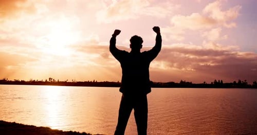 Meer, Silhouette und Mann mit Erfolg, Jubel und Sonnenuntergang voller Freiheit, Herausforderung und Aufregung