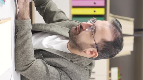 Vídeo vertical de Empresario que pide silencio, en serio.