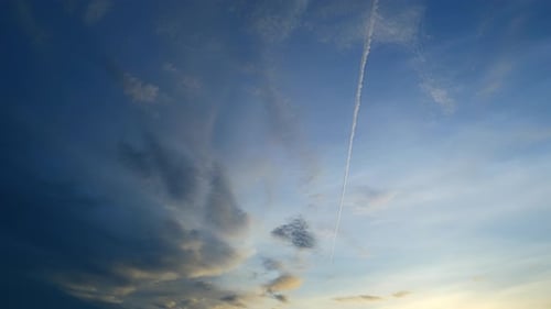 Ein Zeitraffer-Video nimmt einen faszinierenden Sonnenuntergangshimmel auf, Zeitrafferaufnahmen.