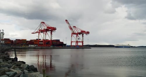 Be- und Entladen von Containerschiffen, Seehafen, Import und Export, Containerschiff