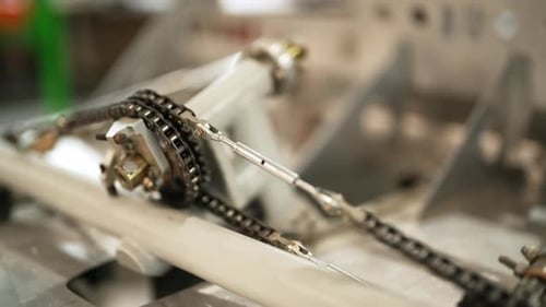 Le système d'entraînement mécanique par chaîne alimente les engrenages et les maillons d'un assemblage industriel, vue rapprochée