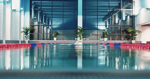 Entrenamiento deportivo para competiciones Mujer nadadora profesional nada en la piscina Natación y entrena en la
