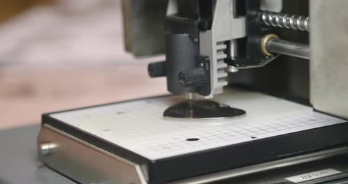 Una impresora 3D robotizada y automatizada produce la forma impuesta por el ordenador. La impresora