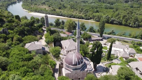 Mosquée Počitelj avec vue sur la rivière Neretva, Bosnie-Herzégovine. Aérien
