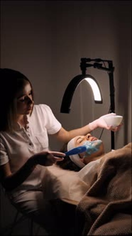 Esteticista aplica máscara de alginato de hidrogel azul