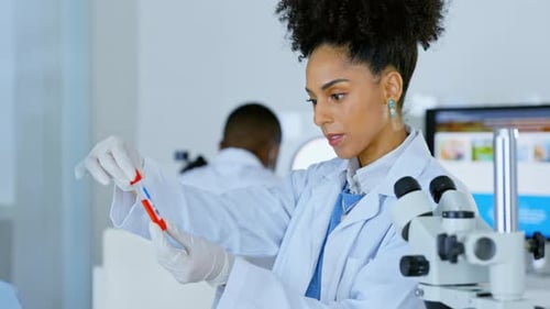 Mujer, científica y muestra de vial de control para pruebas, exámenes o investigaciones científicas