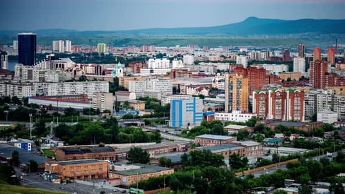 Vue panoramique en timelapse de la ville de Krasnoïarsk depuis le mont Karaulnaya