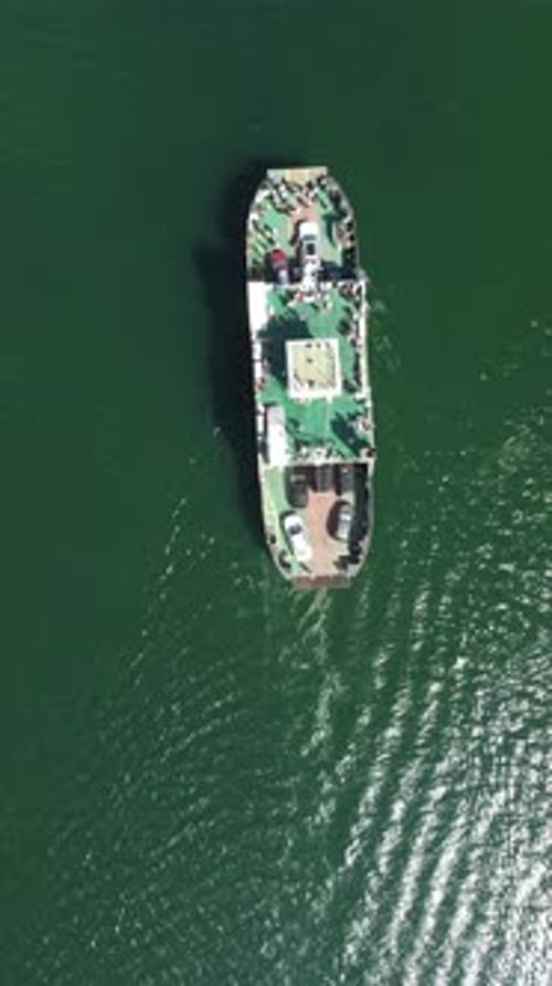 Ferry transportant des voitures et des passagers à travers la mer Vue aérienne de haut en bas par drone Vue verticale aérienne sur