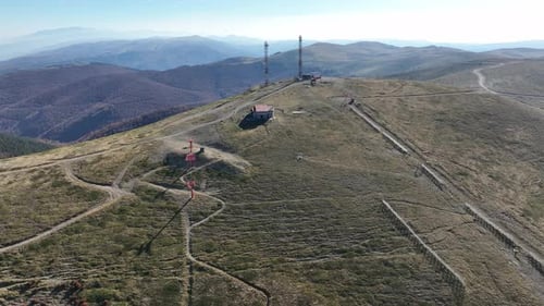 Prise de vue frontale par Drone : téléphérique, antennes et abri sur le mont Vermio, en Grèce