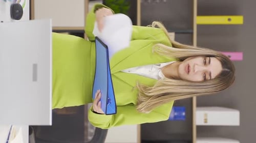 Vertikales Video einer arbeitsmüden Geschäftsfrau.