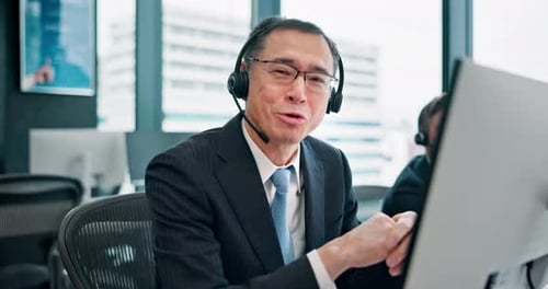 Asiatischer Mann, Berater oder Call Center mit Kopfhörern für Telemarketing oder Kundenservice