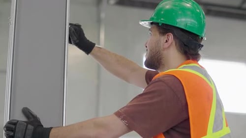 Männlicher Arbeiter mit Schutzhelm und Schraubenschlüssel, Erwachsene