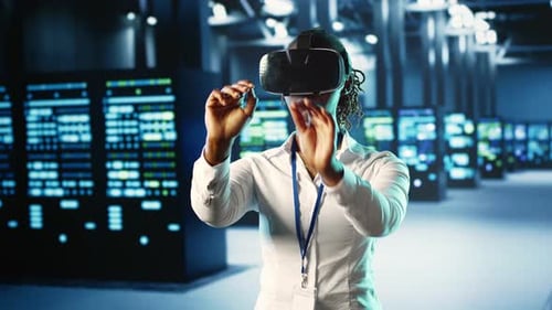 Frau nutzt VR im Rechenzentrum