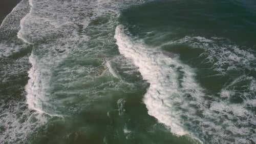 Vista aérea de las olas aplastantes del océano verde
