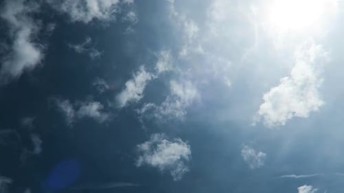 Zeitraffer von Wolken mit blauem Himmel