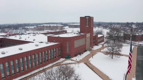 Drapeau américain au collège, dans un bâtiment scolaire. L'éducation en Amérique pendant la scène de neige froide de l'hiver.