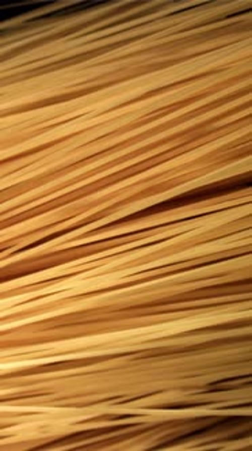 Les pâtes spaghetti volent et tombent, filmées par une caméra haute vitesse à 1000 images par seconde