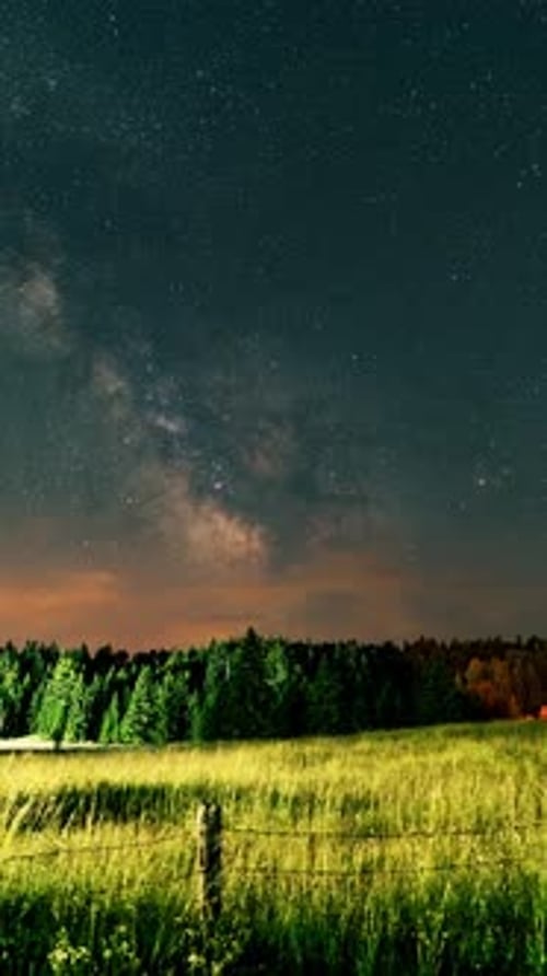 Zeitraffer des Aufstiegs der Milchstraße über der Berglandschaft