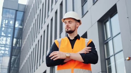 Nachdenkliches talentiertes Porträt eines gutaussehenden männlichen Ingenieurs mit weißem Schutzhelm