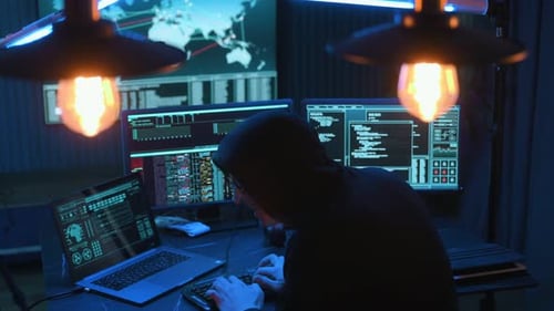 S'amuser, faire semblant, s'amuser. Une jeune hackeuse professionnelle est à l'intérieur devant un ordinateur avec beaucoup
