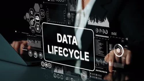 Professionnel de l'entreprise analysant les stratégies de cycle de vie des données avec une interface numérique. Smart d asymptotique