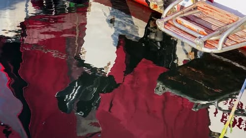 Spiegelung eines Fischerbootes auf Meerwasser 5