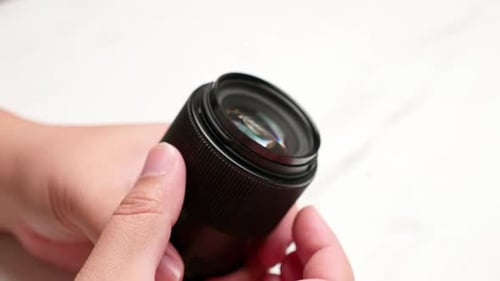 Digitales Fotoobjektiv für die Kamera. Die optische Fotoausrüstung in der Studioproduktion.
