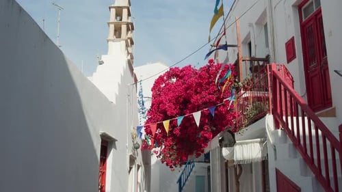 Igreja em uma rua estreita em Chora, Mykonos, Grécia