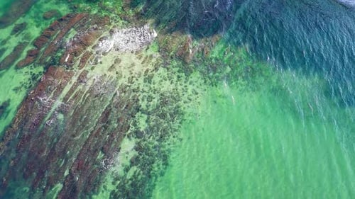 Mit Wasser des Schwarzen Meeres bedeckter Meeresboden in Strandnähe mit Klippen