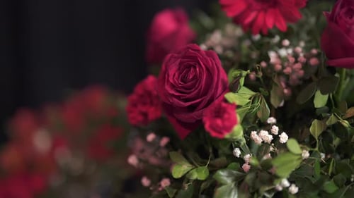 Nahaufnahme eines schönen Blumenarrangements mit roten Rosen. Geschenk zum Valentinstag Romantisches Abendessen.