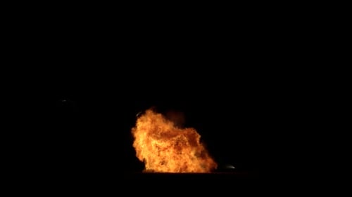 Collection Detonate : Une détonation avec une boule de feu qui émet de fines étincelles ardentes dans l'obscurité, filmée en 4K à 6