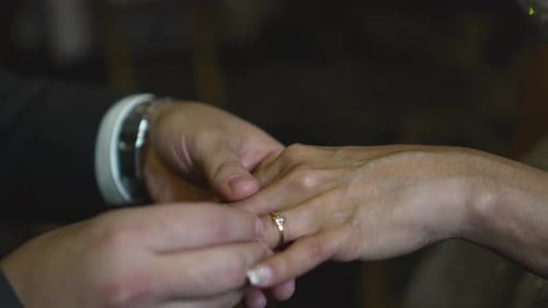 Der Bräutigam legt den Ring während der Hochzeitszeremonie an den Finger seiner Braut. Hochzeitsdetails.