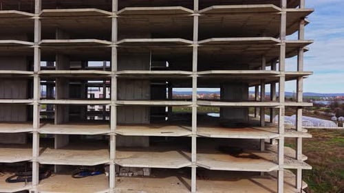 Avance de la construcción de un edificio visto desde arriba en un entorno urbano