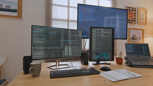 Schreibtisch eines Softwareingenieurs, der von zu Hause aus arbeitet