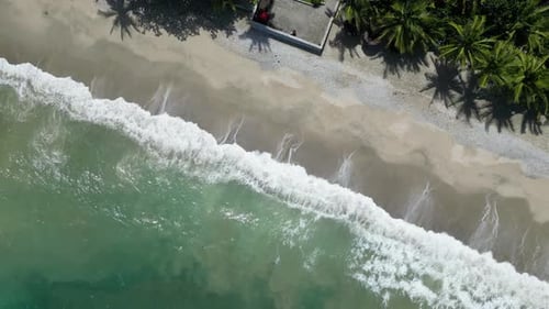 Meereswellen im tropischen Gebiet mit Gebäuden in Strandnähe