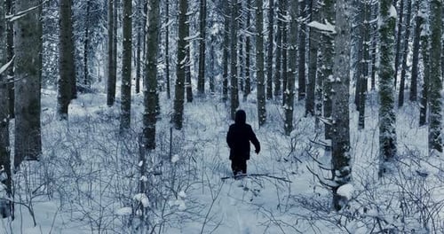 Verlorene hilflose Person kämpft im Winter im Schneesturm draußen
