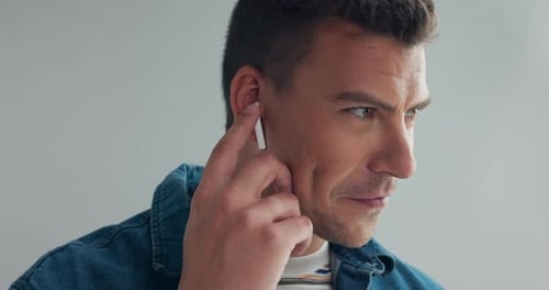 Écouteur, jeu et homme avec de la musique pour le divertissement, la danse et la technologie sur fond gris