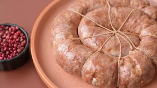 Saucisse grillée en forme de spirale ou d'escargot, à base de poulet ou de porc. Saucisse en spirale ou à l'escargot