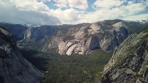 Zeitraffer eines sonnigen Tages mit Wolken mit Blick auf das Yosemite-Tal im Yosemite-Nationalpark, Kalifornien