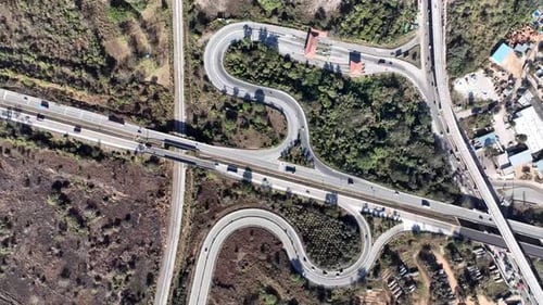 Luftaufnahme des mehrstöckigen Autobahnkreuzes in Bengaluru, Indien