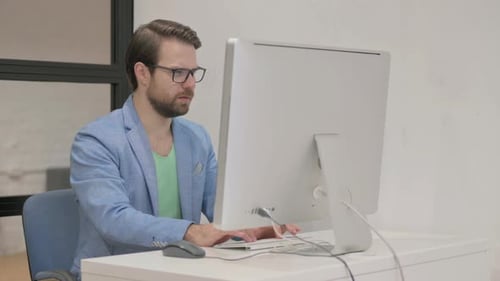 Älterer Geschäftsmann mit Zahnschmerzen arbeitet am Desktop