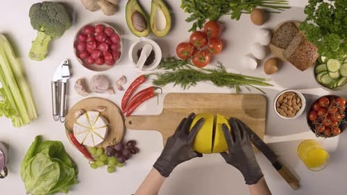 Melon jaune frais coupé en deux au milieu de légumes, de fruits et d'ingrédients sains éclatants en 4K