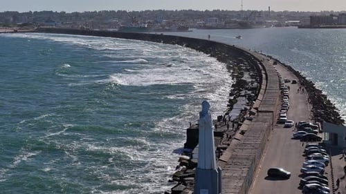 La statue du Christ Rédempteur se dresse sur la rive de Mar Del Plata, mettant en valeur l'emblème de l'Amérique du Sud