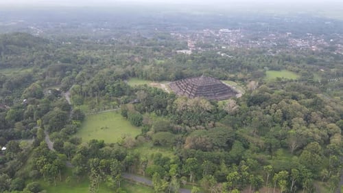 Luftaufnahme des Borobudur-Tempels in Java, Indonesien. Weitwinkelaufnahme mit Blick auf den Wald.