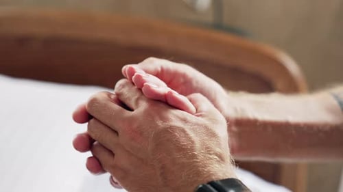 Männliche Hände halten weibliche Hand. Mann, der seine Frau unterstützt und beruhigt. Nahaufnahme.