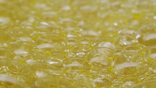 Argousier, baies saines pour le thé, boisson, baies mûres surgelées dans un bocal en verre et branches avec